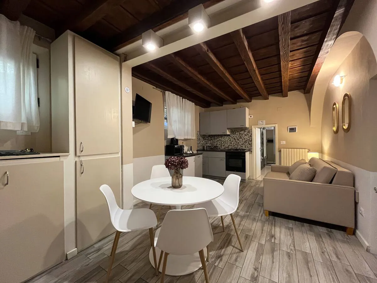 Appartamento con travi a vista e cucina moderna gestito da Phoenix Rental Solutions, property manager per affitti brevi.