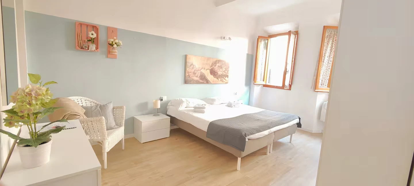 Camera da letto luminosa con arredi moderni gestita da Phoenix Rental Solutions, property manager per affitti brevi.