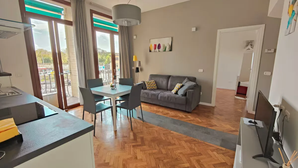 Appartamento moderno con balcone e zona living gestito da Phoenix Rental Solutions, property manager per affitti brevi.