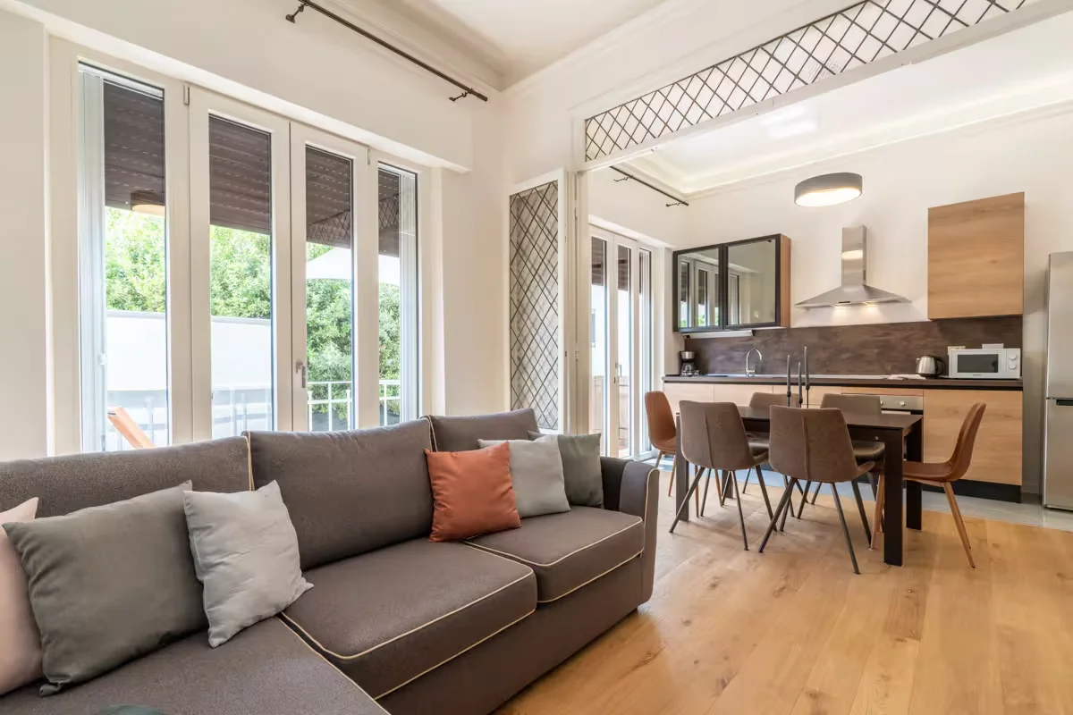 Soggiorno moderno con cucina open space gestito da Phoenix Rental Solutions, property manager per affitti brevi.