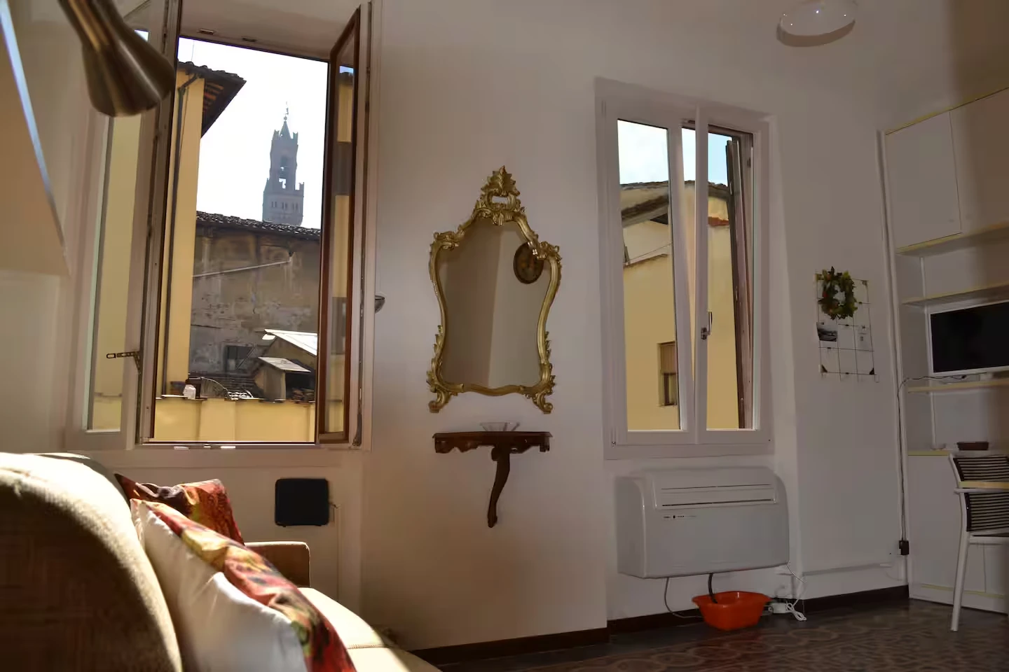 Appartamento nel centro storico di Firenze con vista e arredi eleganti, gestito da Phoenix Rental Solutions, property manager.